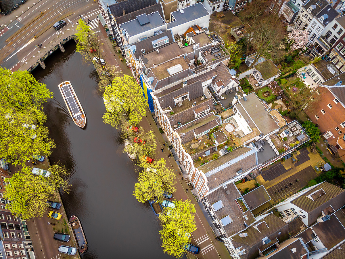 Die Grachten in der Altstadt und Innenstadt von Amsterdam