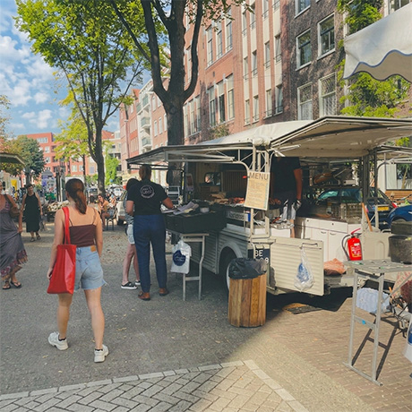 Junge Frau auf dem Albert Cuyp Markt im Szeneviertel De Pijp – Amsterdam