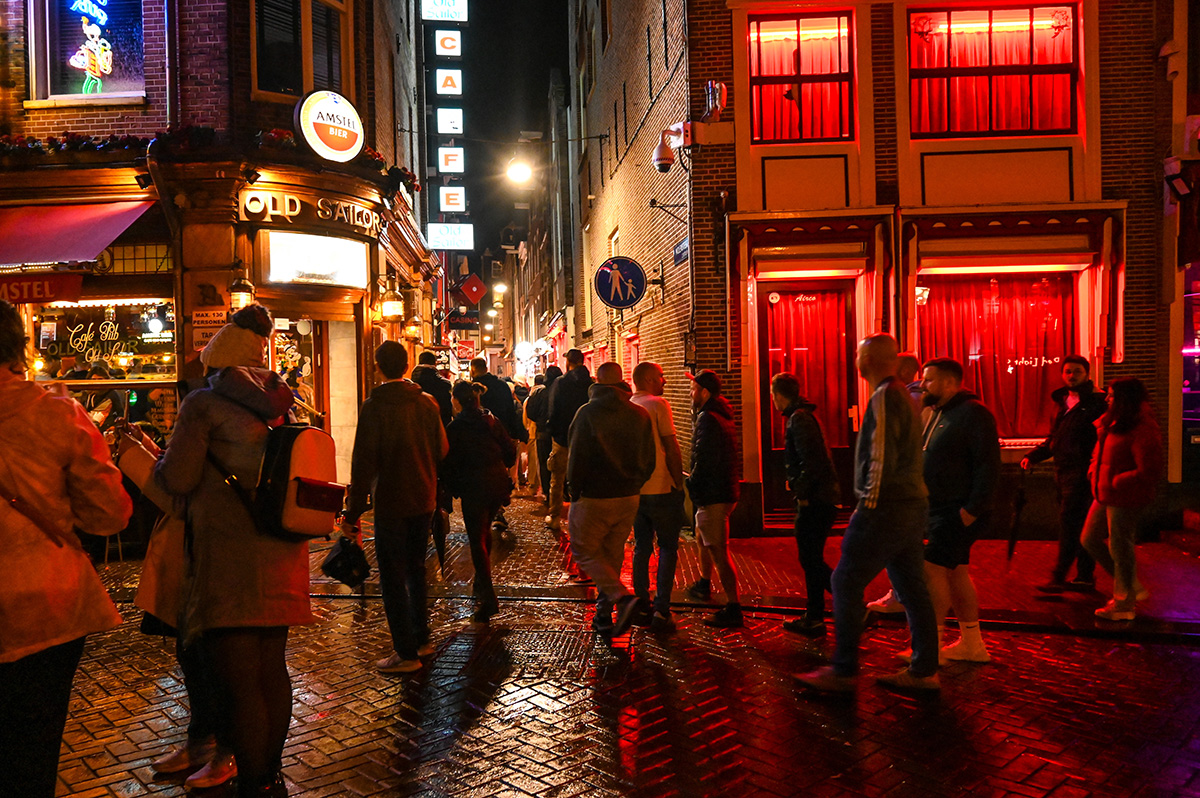 Das berüchtigte Old Sailor Pub im Red Light District – In den schmalen Gassen kann es sehr voll werden