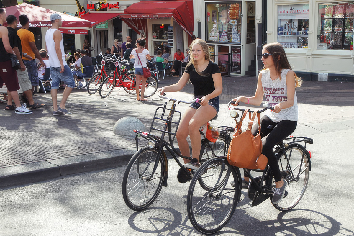 Fahrrad fahren in Amsterdam und dabei gut aussehen