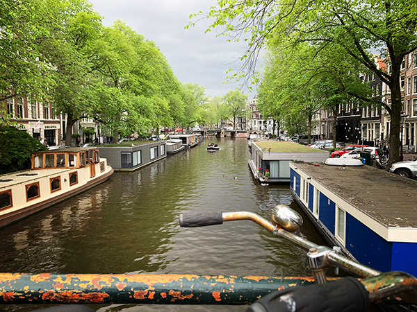 Grachten in Amsterdam mit Hausbooten und typischen Grachtenhäusern