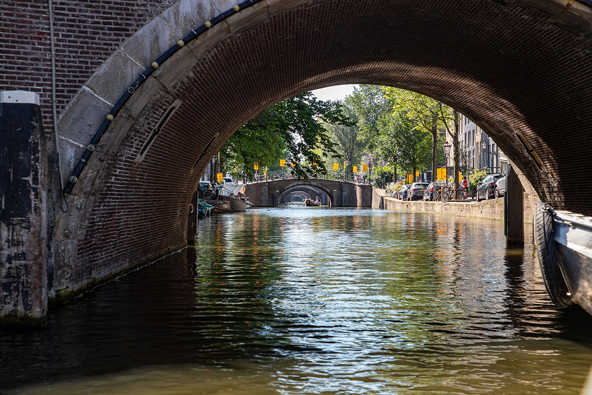 Reguliersgracht mit sieben Brücken hintereinander - der berühmte Sieben-Brücken-Blick in Amsterdam