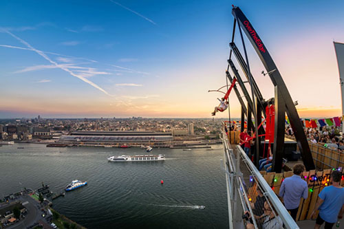 Over the Edge - Schaukel auf dem A'DAM Lookout