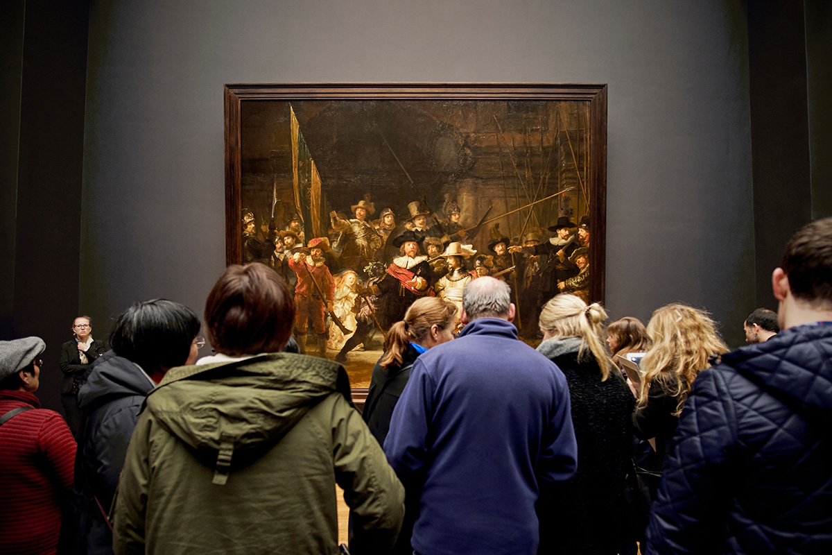 Besucher vor der Nachtwache von Rembrandt im Rijksmuseum Amsterdam