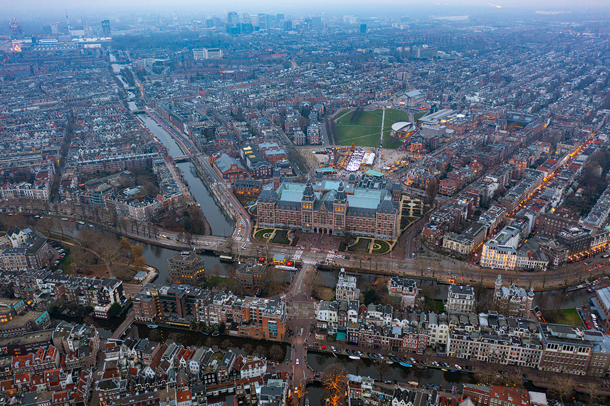 Luftaufnahme des Rijksmuseum Amsterdam umgeben von Grachten und historischer Stadtarchitektur